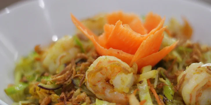 Dobroty z Asie: korejské národní jídlo bibimbap či vietnamský Bún Xáo Tom