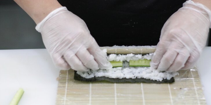 Sushi set s 35 kousky: grilované krevety a maki i nigiri s lososem, úhořem aj.
