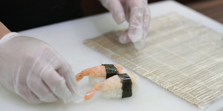 Sushi set se 46 kousky, salátem, mořskými řasami, wasabi a zázvorem