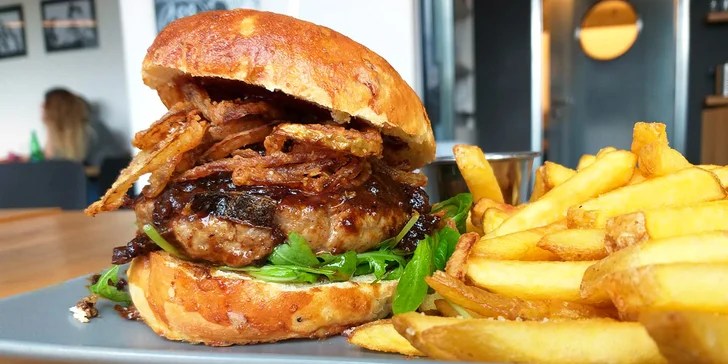 Famózní jelení burger s hranolky či salátem pro 1 nebo 2 osoby