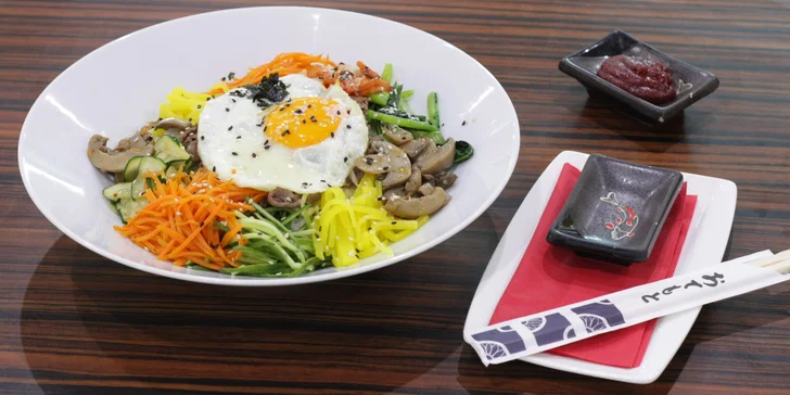 Dobroty z Asie: korejské národní jídlo bibimbap či vietnamský Bún Xáo Tom