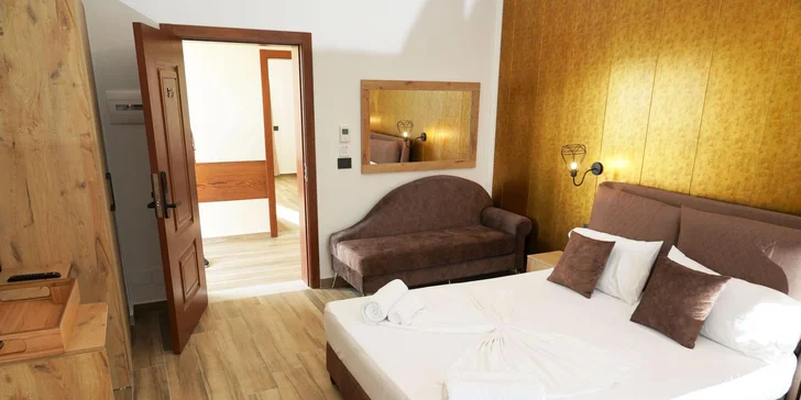 K vybavení pokojů patří balkon, TV, telefon, trezor, mini lednička a set na přípravu kávy či čaje.  