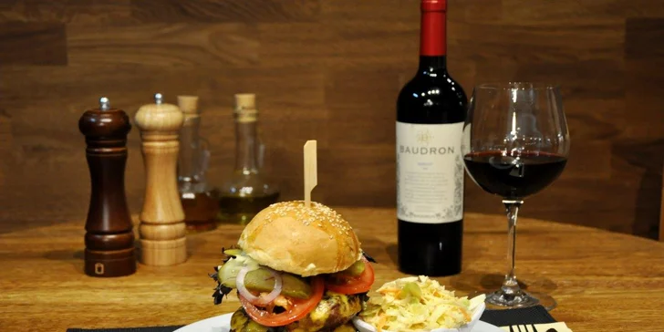 Vymazlené jídlo: burger s čedarem nebo s jalapeño papričkami a přílohy