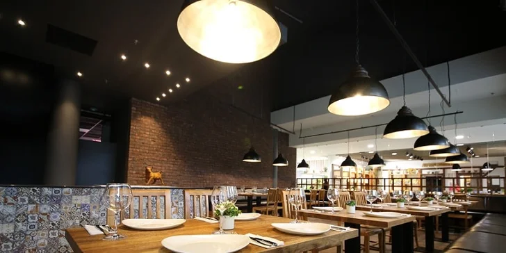 Vymazlené jídlo: burger s čedarem nebo s jalapeño papričkami a přílohy