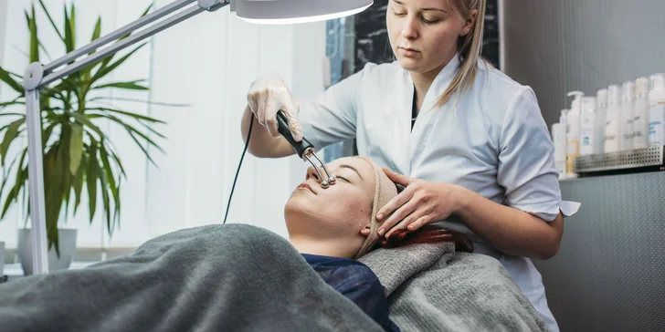 Omladzujúce ošetrenia očného okolia dermarollerom či galvánom