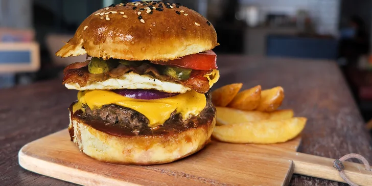 Burger s volským okem a hovězím, domácí hranolky a dipy pro jednoho