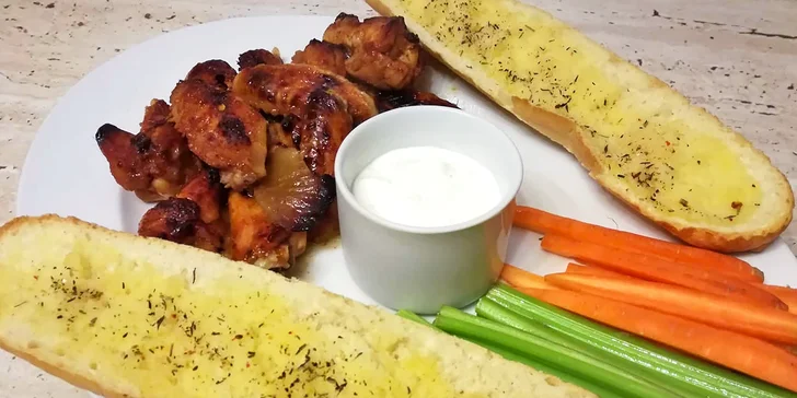 Pořádná porce: 1 kg marinovaných křídel v BBQ marinádě s dipem a bagetou