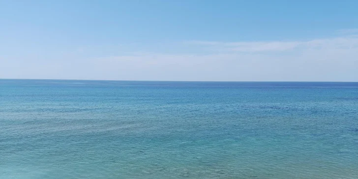 Nejbližší písečnou pláž, Lakkiess Beach, máte jen 500 m daleko, hlavní pláž letoviska Agios Georgios pak jen 700 m daleko.