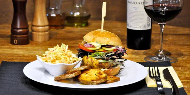 Vymazlené jídlo: burger s čedarem nebo s jalapeño papričkami a přílohy