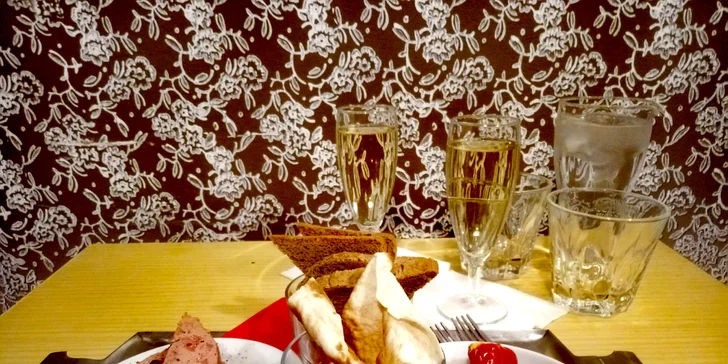 Tapas podle výběru a prosecco nebo nealko pro dva v baru Ježkovy voči