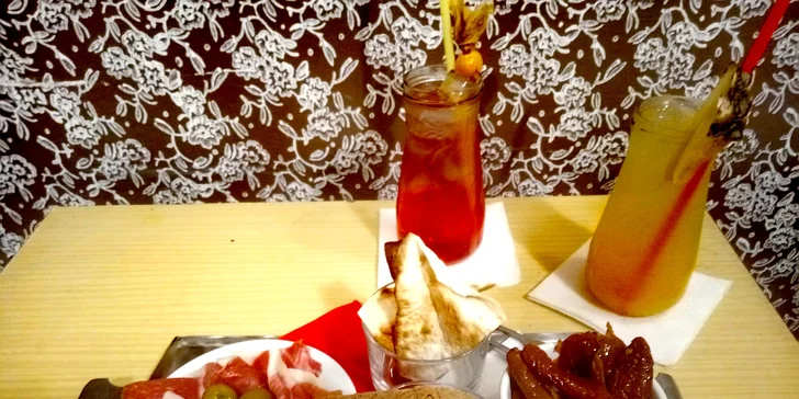 Tapas podle výběru a prosecco nebo nealko pro dva v baru Ježkovy voči