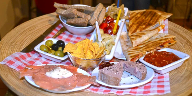 Tapas podle výběru a prosecco nebo nealko pro dva v baru Ježkovy voči
