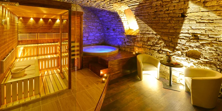 Relaxujte: 90 min. privátní vířivky i finské sauny s proseccem a jahodami pro dva