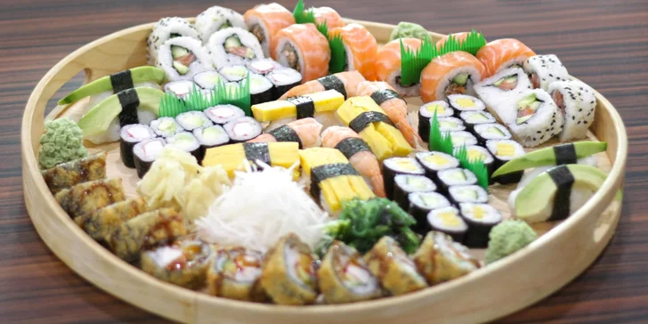Pochutnejte si: 48 i 70 ks oblíbených sushi rolek s lososem i avokádem