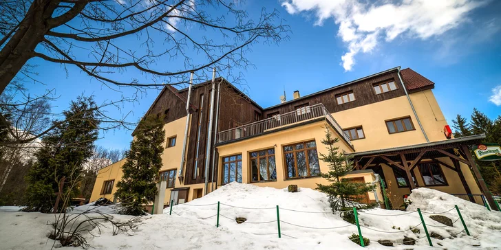 Dovolená v přírodě Jizerek pro dva i rodinu: polopenze, wellness i bazén