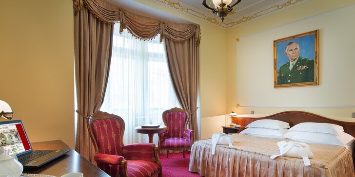 Pobyt v elegantním 5* hotelu v Praze: snídaně, romantická večeře a sauna