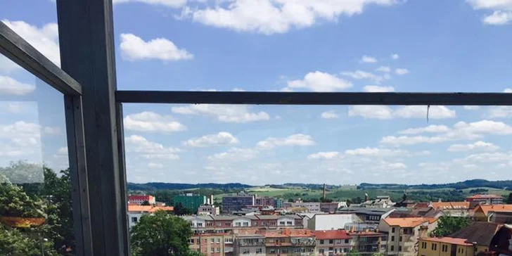 Ubytování je pro vás připraveno v moderním apartmá s vybavenou kuchyní, samostatnou koupelnou a WC a televizí. 