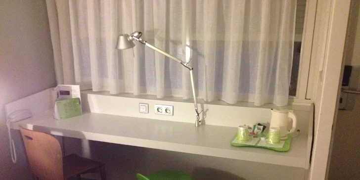 V hotelu Campanille vám bude k dispozici pracovní prostor se židlemi, set pro přípravu čaje či kávy a TV a využít můžete také Wi-Fi.
