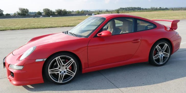 2 nebo 4 kola svižné jízdy v Porsche 911 Carrera GT3 na Polygonu Brno