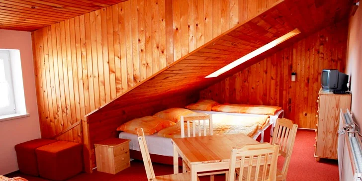 Pokoje turistického typu jsou zařízené jednoduše, ale účelně.