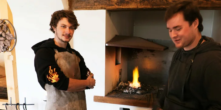Zkuste si ukovat třeba svícen: zážitkové kování včetně oběda, pití a dárku
