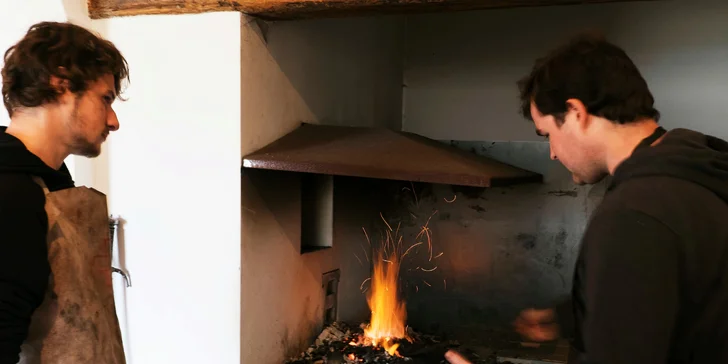 Zkuste si ukovat třeba svícen: zážitkové kování včetně oběda, pití a dárku
