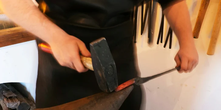 Zkuste si ukovat třeba svícen: zážitkové kování včetně oběda, pití a dárku