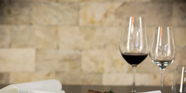 Hlavní chod: hovězí entrecôte na restovaném čerstvém špenátu s demi glace omáčkou