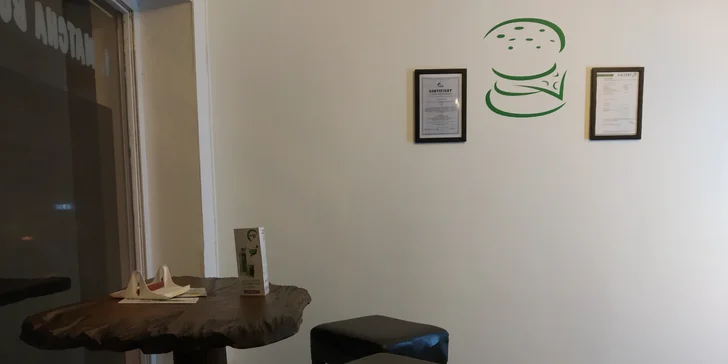 Nevídaná dobrota: Matcha burger s jedinečnou bulkou plnou dobrot