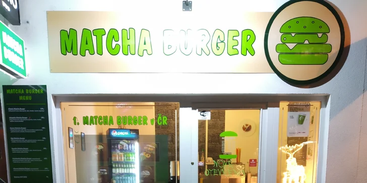 Nevídaná dobrota: Matcha burger s jedinečnou bulkou plnou dobrot