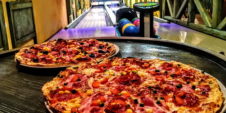 Hodina bowlingu a 2 pizzy dle výběru ve stylovém baru s atmosférou bazaru
