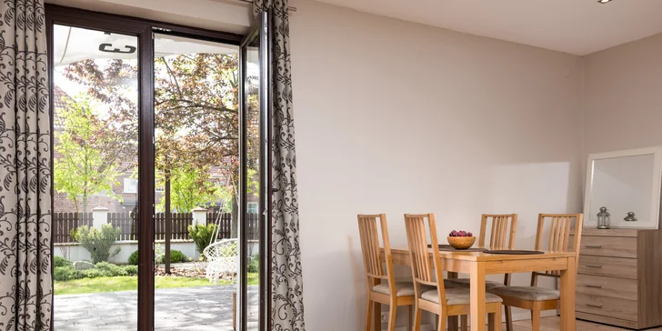 K jednomu apartmánu patří terasa se vstupem na zahradu. 