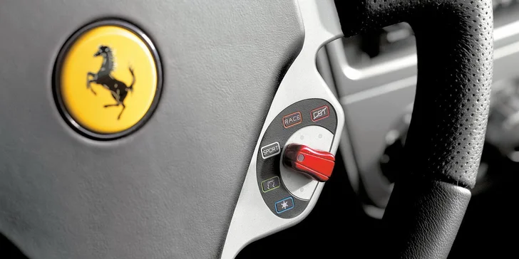 Zážitkové jízdy ve Ferrari, Lamborghini či Mercedes Benz: 15, 30 i 60 minut