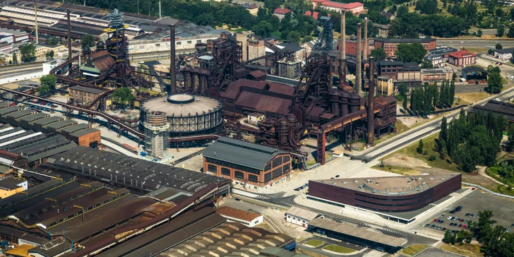 Romantika a adrenalin pro dva: střelecký balíček se 6 zbraněmi a vyhlídka z Bolt Tower s lahví vína