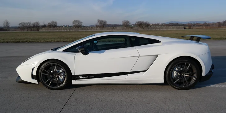 20 minut v supersportu vč. jízdy na letišti: Porsche, Lamborghini, Audi a další