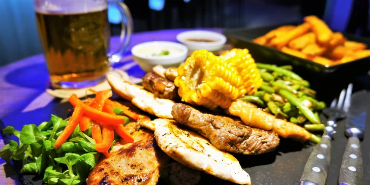 Steakové hody pro 2 nebo 4 osoby, hranolky, fazolky, kukuřice i omáčky