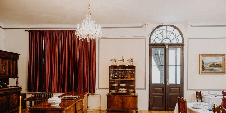 Bar s dveřmi na terasu funguje jako vstup do jiného světa. 