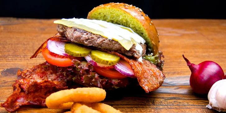 Nevídaná dobrota: Matcha burger s jedinečnou bulkou plnou dobrot