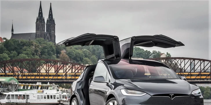 Jízda do budoucnosti v luxusním elektromobilu Tesla Model S nebo Model X