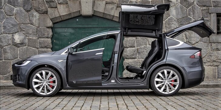 Jízda do budoucnosti v luxusním elektromobilu Tesla Model S nebo Model X