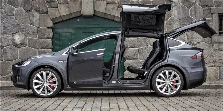 Jízda do budoucnosti v luxusním elektromobilu Tesla Model S nebo Model X
