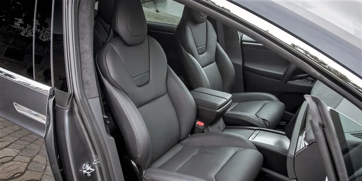 Jízda do budoucnosti v luxusním elektromobilu Tesla Model S nebo Model X