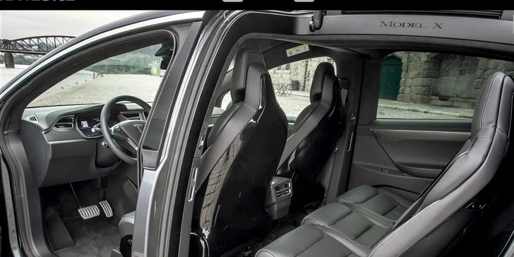 Jízda do budoucnosti v luxusním elektromobilu Tesla Model S nebo Model X