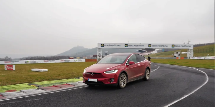 Jízda do budoucnosti v luxusním elektromobilu Tesla Model S nebo Model X
