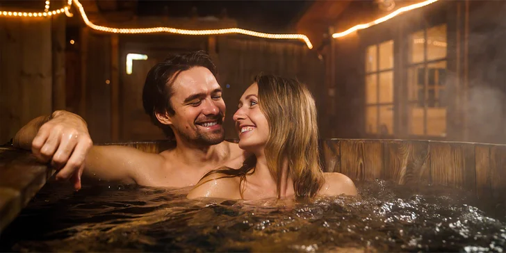 Venkovní wellness slibuje relax v dřevěné vířivce na dřevo a ve finské sauně.