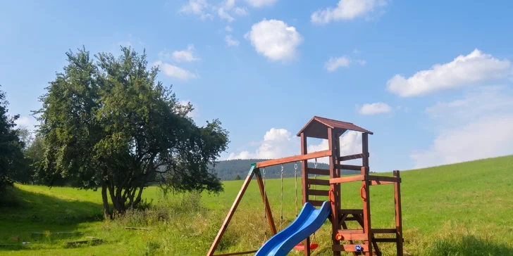Děti se dosyta vyřádí na hřišti.