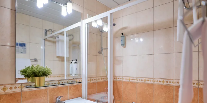Nechybí koupelna s vanou nebo sprchou a WC.