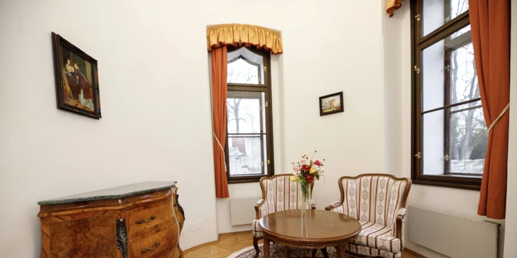 Budete mít vlastní koupelnu, TV, trezor, minibar a Wi-Fi (na fotce pokoj De Luxe).