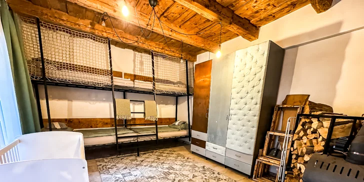 V spálni sa nachádzajú dve horné postele s rozmerom 100 × 200 cm, dve spodné postele s rozmerom 120 × 200 cm. 