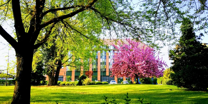 Hotel obklopujú stredoveké uličky a patrí k nemu zelený park.